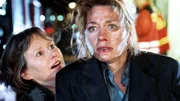 Eva (Karen Böhne, re.) ist geschockt: Pfarrer Ahrens hat sein Leben für ihrs gegeben....(li. Claudia Loerding) Eva (Karen Böhne, re.) ist geschockt: Pfarrer Ahrens hat sein Leben für ihrs gegeben....(li. Claudia Loerding)