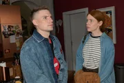 Moritz (Lennart Borchert) erkennt beim Gespräch mit Toni (Olivia Marei), dass er in Schwierigkeiten steckt. Moritz (Lennart Borchert) erkennt beim Gespräch mit Toni (Olivia Marei), dass er in Schwierigkeiten steckt.