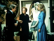 John Walton (Ralph Waite, l.) m&ouml;chte Olivia (Michael Learned, r.) eine Freude machen. In einem Modegesch&auml;ft soll sie sich ein Kleid aussuchen.
