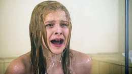 Als bei Carrie (Chloe Grace Moretz) nach dem Sportunterricht unter der Dusche zum ersten Mal ihre Periode einsetzt und sie durch Unwissenheit in Panik ger&auml;t, wird sie von ihren Klassenkameradinnen ausgelacht.