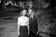 Endlich kann Dr. Hans Mertens (Ernst Wilhelm Borchert) trotz seines Kriegstraumas erste Gef&uuml;hle gegen&uuml;ber Susanne Wallner (Hildegard Knef) zeigen.