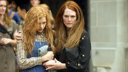 Carrie (Chloe Grace Moretz) wird von ihrer Mutter Margaret (Julianne Moore) abgeholt..