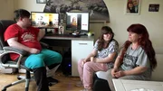 Am Rande der Benz-Baracken haben Petras Kinder Pascal und Selina die Social-Media-Plattform TikTok f&uuml;r sich entdeckt. Besonders ihre Toastbrot-Videos finden bei ihren Followern gro&szlig;en Anklang.
