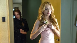 Gegen den Willen ihrer Mutter (Julianne Moore, li.) beschlie&szlig;t Carrie (Chloe Grace Moretz) den Schulball zu besuchen..
