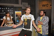 Dominik (Raul Richter, Mi.) verh&auml;lt sich unm&ouml;glich und wird deswegen von Pia (Isabell Horn) und Tuner (Thomas Drechsel) zur Rede gestellt.