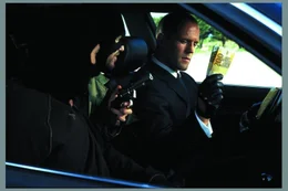 Frank (Jason Statham, r.)