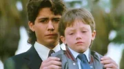 Unzertrennlich: Josch (Byron Thames) mit seinem kleinen Bruder Jason (Michael Faustino) auf der Beerdigung der Mutter.