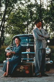 Miss Daisy (Jessica Tandy) und ihr Chauffeur Hoke (Morgan Freeman) k&ouml;nnen sich zu Beginn gar nicht ausstehen.