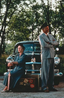 Miss Daisy (Jessica Tandy) und ihr Chauffeur Hoke (Morgan Freeman) k&ouml;nnen sich zu Beginn gar nicht ausstehen.