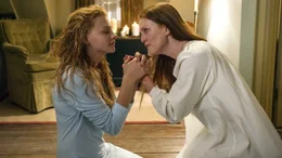 Die sechzehnj&auml;hrige Carrie White (Chlo&euml; Grace Moretz) leidet unter dem religi&ouml;sen Fanatismus ihrer Mutter (Julianne Moore). Von ihren Mitsch&uuml;lerinnen wird das M&auml;dchen gemieden und als Freak beschimpft.