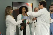 Vor einer wichtigen Konferenz verteilt Arizona (Jessica Capshaw) Kekse, die eine unerwartete Wirkung haben ... Vor einer wichtigen Konferenz verteilt Arizona (Jessica Capshaw) Kekse, die eine unerwartete Wirkung haben ...