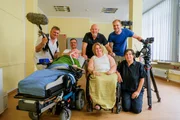 Kristina Biburger (vorne Mitte) bei den Dreharbeiten der Lebenslinien neben Monika Manoutschehri (Autorin, vorne rechts) und Johannes Messerschmid (vorne links), dahinter (von links) Alex Tower (Ton), Felix , Wolfgang und Pius Neumaier (Kamera).