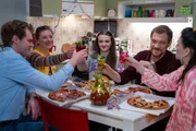 Die WG-Mitglieder feiern Charlys Einzug. Von links: Philipp (Philipp Schneider, KLD), Sarah (Sophie Reiml), Maja (Godica Adela), Charly (Nils Kreutinger) und Tina (Anita Eichhorn).