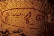 GIZEH, ÄGYPTEN - 2005: Pyramide des Cheops, die fünfte Entladungskammer, bekannt als die Campbell-Kammer, befindet sich auf der letzten Ebene. Siegel der Kartusche von Kheops, in Gizeh, Ägypten, 2005. GIZEH, ÄGYPTEN - 2005: Pyramide des Cheops, die fünfte Entladungskammer, bekannt als die Campbell-Kammer, befindet sich auf der letzten Ebene. Siegel der Kartusche von Kheops, in Gizeh, Ägypten, 2005.
