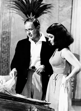 Regisseur Joseph Mankiewicz und Elizabeth Taylor am Set von &bdquo;Cleopatra&ldquo;, 1963.