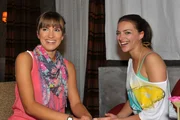 Pia (Isabell Horn, li.) und Emily (Anne Menden) sind begeistert von Verenas gesch&auml;ftlichem Talent.