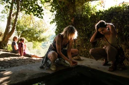 Die M&auml;dchen waschen sich am Dorfbrunnen. Von links:  Malin (Katharina Stark), Ira (Luna Jordan), Ka (Noemi Liv Nicolaisen) und Zoe (Sara Giannelli).