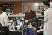 Versuchen, einen neuen Fall zu l&ouml;sen: Kevin (Ethan Rains, l.), Gibbs (Mark Harmon, M.) und Abby (Pauley Perrette, r.) ...