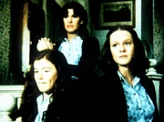 Erschrocken nehmen Elizabeth (Kami Cotler, l.), Erin (Mary Beth McDonough, r.) und Mary Ellen (Judy Norton-Taylor, M.) die Nachricht von der Krankheit ihrer Mutter auf.