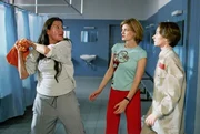 Walter (Katy Karrenbauer, li.) hat Annabelles (Bettina Lohmeyer, re.) Plan durchschaut und greift sie an... (2.v.re. Constanze Priester als Manu)