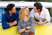 Nell (Pia Micaela Barucki, M.) hat alle Zelte in Deutschland abgebrochen, um am Gardasee endlich ihren Traum zu verwirklichen und Gleitschirmlehrerin zu werden. Davon will sie sich weder von Lukas (Joshua Grothe, l.), noch von Simone (Stefano Bernardin, r.) abbringen lassen.