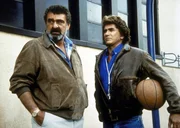 Mark (Victor French, l.) findet Geschmack am neuen Lebensstil. Jonathan (Michael Landon, r.) versucht, ihn davor zu warnen. Mark (Victor French, l.) findet Geschmack am neuen Lebensstil. Jonathan (Michael Landon, r.) versucht, ihn davor zu warnen.
