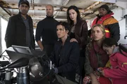 Von links: James "Mac" Mackreides (Cliff Curtis), Jonas Taylor (Jason Statham), Jaxx (Ruby Rose), Suyin (Bingbing Li), DJ (Page Kennedy), Lori Taylor (Jessica McNamee) und Meiying (Shuya Sophia Cai) stehen und sitzen auf der Br&uuml;cke eines Schiffs beisammen.