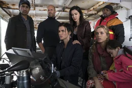 Von links: James "Mac" Mackreides (Cliff Curtis), Jonas Taylor (Jason Statham), Jaxx (Ruby Rose), Suyin (Bingbing Li), DJ (Page Kennedy), Lori Taylor (Jessica McNamee) und Meiying (Shuya Sophia Cai) stehen und sitzen auf der Br&uuml;cke eines Schiffs beisammen.