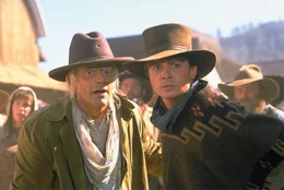 Um zu verhindern, dass sein Freund Doc Brown (Christopher Lloyd, l.) im Wilden Westen des Jahres 1885 ermordet wird, kommt ihm Marty (Michael J. Fox, r.) aus der Zukunft zur Hilfe ...
