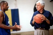 Dr. Mark Sloan (Dick Van Dyke, r.) im Gespr&auml;ch mit Charles O'Bannon (Charles O'Bannon, l.), dem Superstar im Basketball.