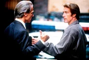 Waldeck (Michael Beck, li.), der Chef der privaten Sicherheitskräfte von Victoria, erscheint am Tatort und begegnet Steve (Barry Van Dyke). Waldeck (Michael Beck, li.), der Chef der privaten Sicherheitskräfte von Victoria, erscheint am Tatort und begegnet Steve (Barry Van Dyke).