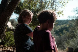 Ira (Luna Jordan) und Malin (Katharina Stark, links) teilen einen vertrauten Moment.