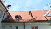 Industriekletterer von der Taubenabwehr spannen ein Netz über den Hinterhof. Industriekletterer von der Taubenabwehr spannen ein Netz über den Hinterhof.