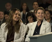 Jo (Camilla Luddington, l.) und Meredith (Ellen Pompeo, r.) sind bestens für ihre Präsentation vorbereitet. Doch die Konferenz nimmt einen anderen Verlauf als erwartet ... Jo (Camilla Luddington, l.) und Meredith (Ellen Pompeo, r.) sind bestens für ihre Präsentation vorbereitet. Doch die Konferenz nimmt einen anderen Verlauf als erwartet ...