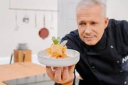 Alexander Herrmann mit einem Gericht. Alexander Herrmann mit einem Gericht.