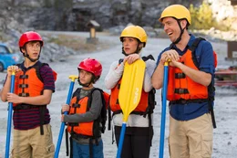 Skyler Gisondo (James Griswold), Steele Stebbins (Kevin Griswold), Christina Applegate (Debbie Griswold), Ed Helms (Rusty Griswold).