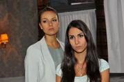 Jasmin (Janina Uhse, li.) und Ayla (Sila Sahin) sind v&ouml;llig ratlos, wie sie Dominik noch helfen k&ouml;nnen.