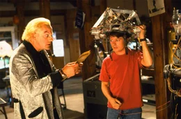 Noch weiss Doc (Christopher Lloyd, l.) nicht, dass er auf seiner Reise in das Jahr 1885 neben dem in einem Stollen versteckten Wagen auch seinen eigenen Grabstein finden wird - wird Marty (Michael J. Fox, r.) den Tod seines Freundes Tod verhindern k&ouml;nnen?