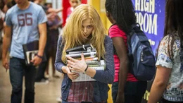 Die sch&uuml;chterne Carrie White (Chloe Grace Moretz)  wird von ihren Mitsch&uuml;lerinnen gemieden...