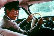 Zu Anfang weigert sich Daisy Werthan (Jessica Tandy) standhaft in den Wagen zu ihrem Chauffeur zu steigen.