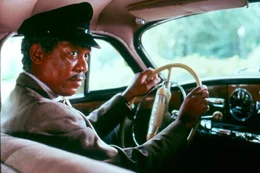 Zu Anfang weigert sich Daisy Werthan (Jessica Tandy) standhaft in den Wagen zu ihrem Chauffeur zu steigen.