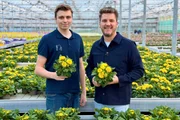 Zierg&auml;rtner-Azubi Lukas Kreuter (l.), Reporter Ralf Herrmann