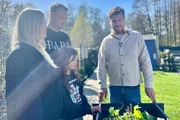 Ralf Herrmann (r.) im Gespr&auml;ch mit Familie Gro&szlig;feld.