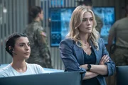 Sara Garcia als Jennifer Morales und Melissa Roxburgh als Rebecca Henderson(r.)
