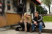 Ingo (André Dietz) versucht Bea (Caroline Maria Frier) zu überzeugen, ans andere Ende der Welt zu reisen, um dort mit ihrem Currywurst-Fachwissen viel Geld zu verdienen. Ingo (André Dietz) versucht Bea (Caroline Maria Frier) zu überzeugen, ans andere Ende der Welt zu reisen, um dort mit ihrem Currywurst-Fachwissen viel Geld zu verdienen.