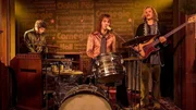 Lindenberg (Jan B&uuml;low, Mitte) singt jetzt in seiner Band mit dem Gitarristen Steffi (Max von der Groeben, re.)