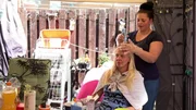 Einen Friseurbesuch kann sich die 43-j&auml;hrige Katrin nicht leisten. Daher soll Tochter Vanessa ihr einen neuen Look verpassen.