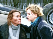 Nach dem Autounfall will Bine (Anette Hellwig, re.) von Eva (Karen Böhne) wissen, warum sie sie so gequält hat. Nach dem Autounfall will Bine (Anette Hellwig, re.) von Eva (Karen Böhne) wissen, warum sie sie so gequält hat.