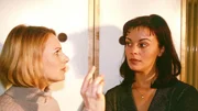 Anna (Bettina Kramer li.) entdeckt, dass Elke (Monika Guthmann) mit Drogen dealt und stellt sie zur Rede. Anna (Bettina Kramer li.) entdeckt, dass Elke (Monika Guthmann) mit Drogen dealt und stellt sie zur Rede.
