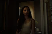 Zoe (Sara Giannelli) im Palazzo.